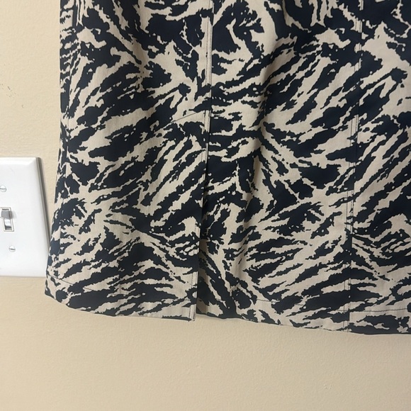 Harold’s Black and Tan Skirt with Zipper and Button Front and Pleats - Size 4 - Picture 4 of 8